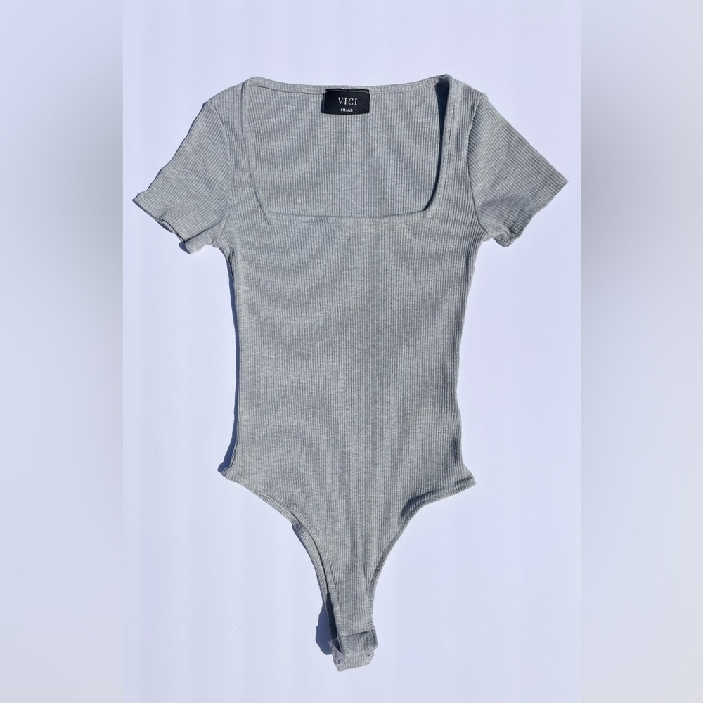 VICI Short Sleeve Square Neck Bodysuit in Gray  |‎ Small